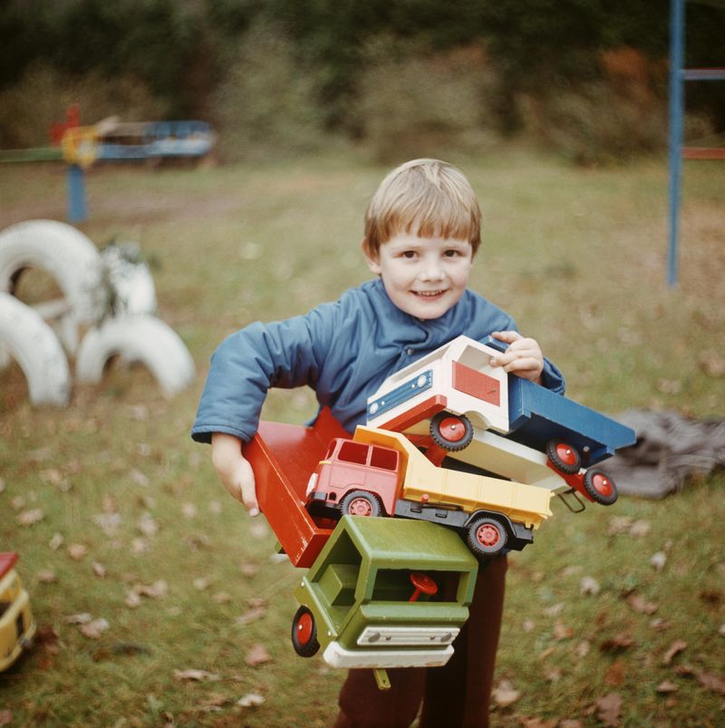Die Sonderausstellung "Mutti räumt auf" lädt zu einer Reise in die Kinderzimmer der DDR ein. Kind mit Spielzeugautos 1972